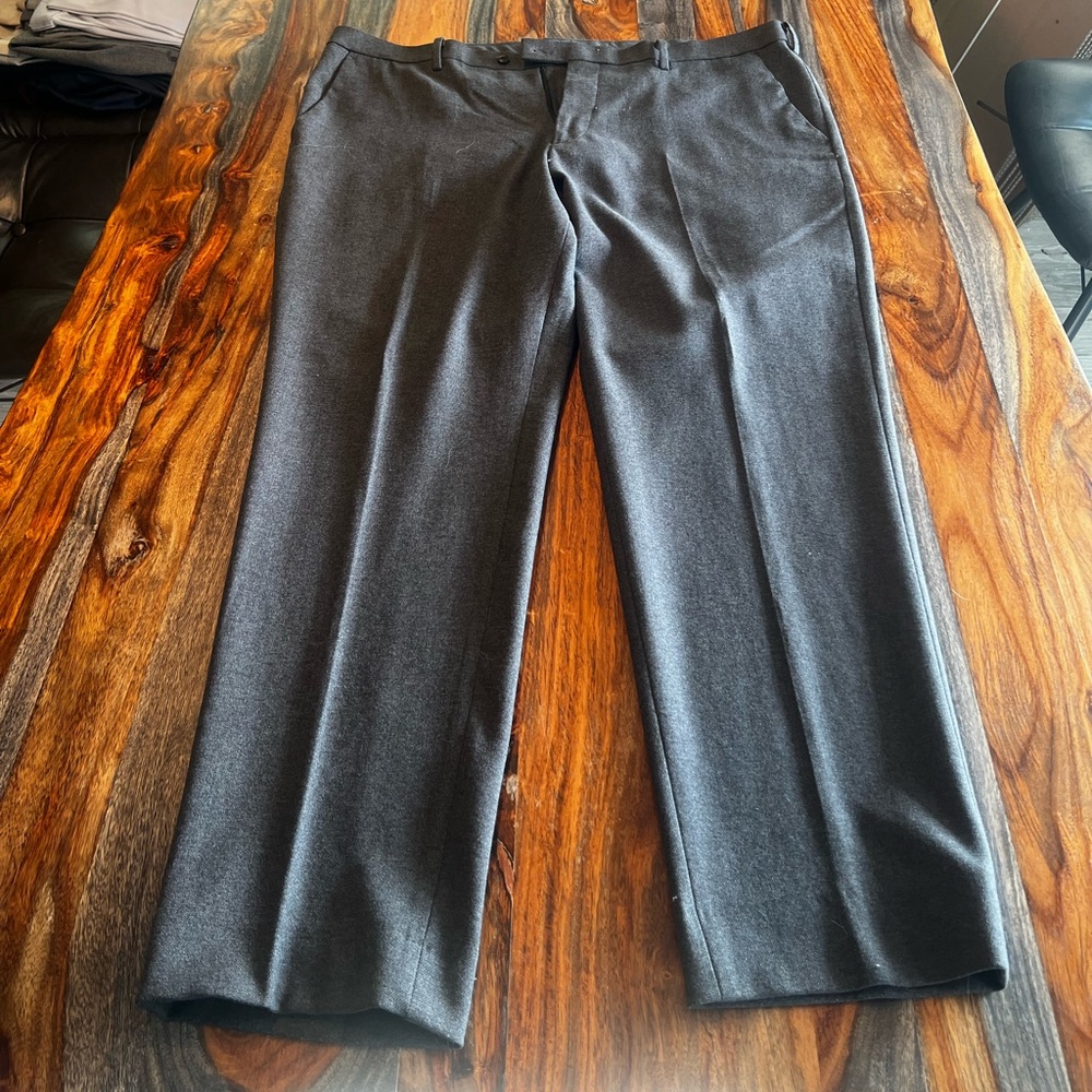 Men’s Uniqlo 42/32 golf/business casual grey pants